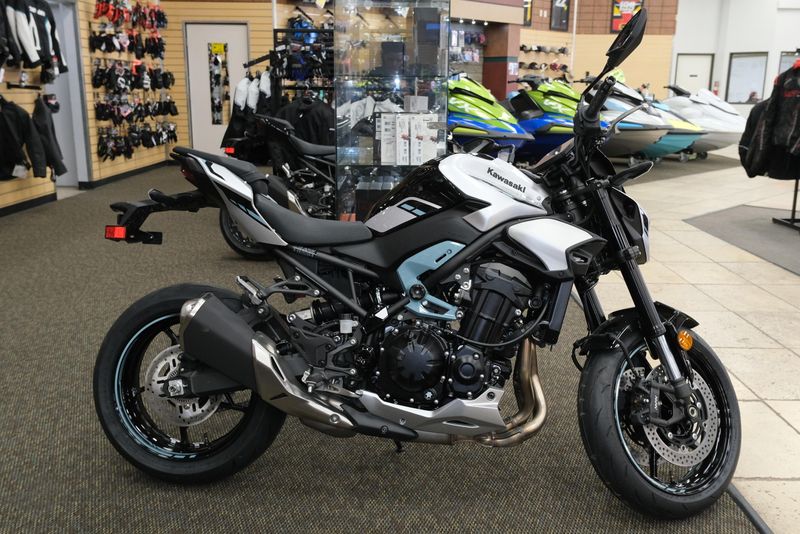 2025 KAWASAKI Z900 ABS GALAXY SILVER AND METALLIC SPARK BLACK AND PHANTOM BLUE 
