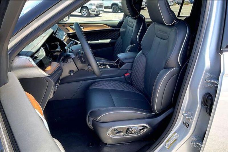 New 2026 Jeep Grand Cherokee SummitImage 8