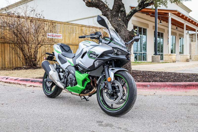 2024 KAWASAKI NINJA 7 HYBRID ABS METALLIC BRIGHT SILVER AND METALLIC MATTE LIME GREEN AND EBONY 