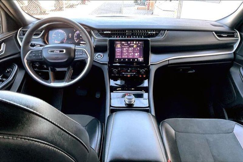 Used 2025 Jeep Grand Cherokee Altitude XImage 15