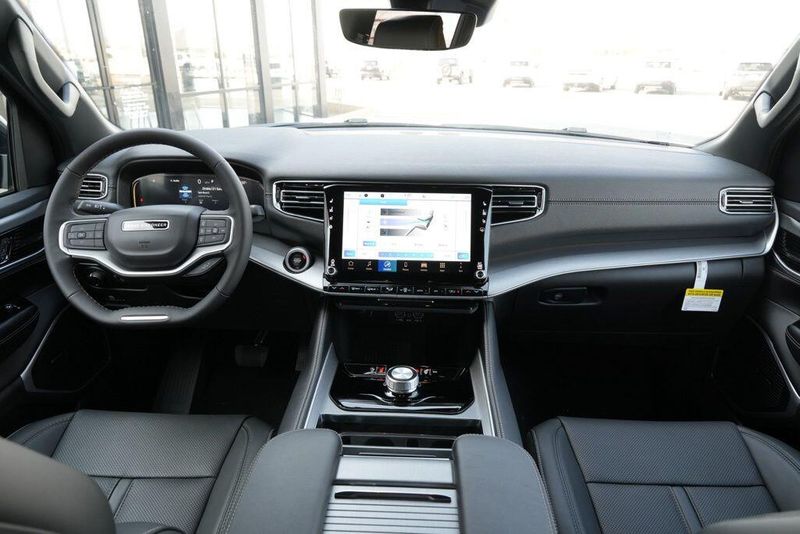 2026 Jeep Grand Wagoneer Image 17