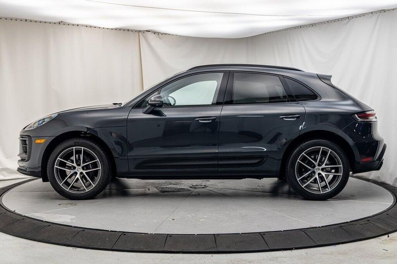 2024 Porsche Macan BaseImage 2