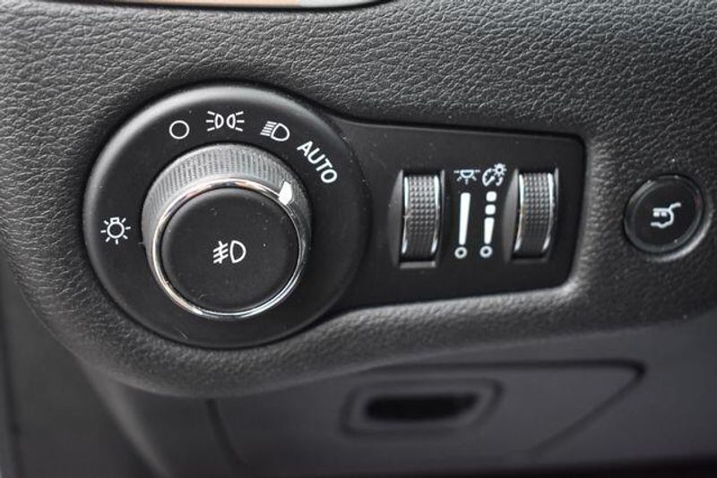 Used 2018 Jeep Cherokee LimitedImage 22