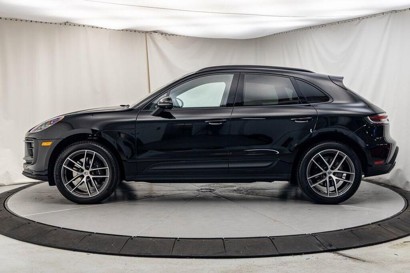 2024 Porsche Macan BaseImage 2