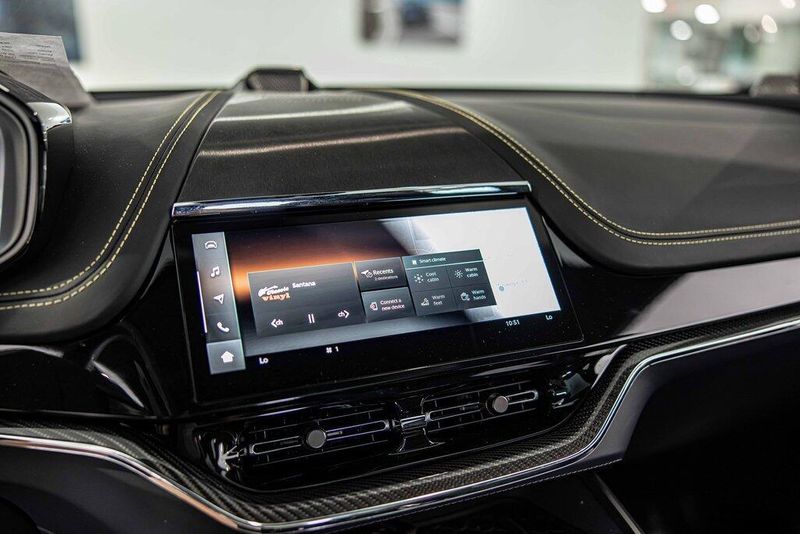 2025 Aston Martin DBX photo 29