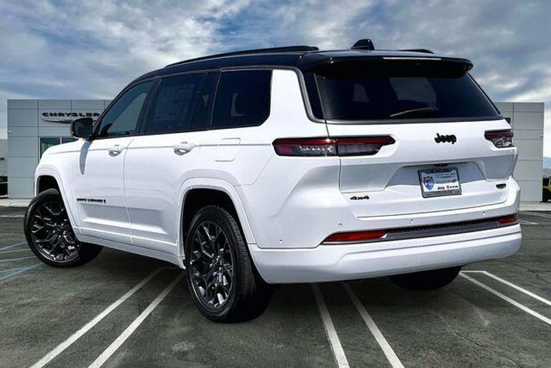 New 2026 Jeep Grand Cherokee L Summit 4x4Image 2