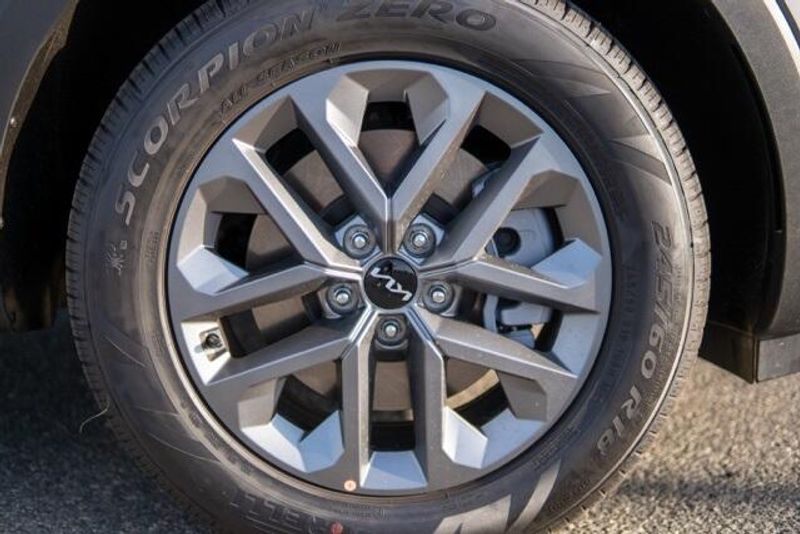 2025 Kia Telluride LXImage 9