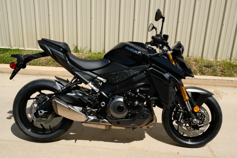 2025 SUZUKI GSXS1000 GLASS SPARKLE BLACK 