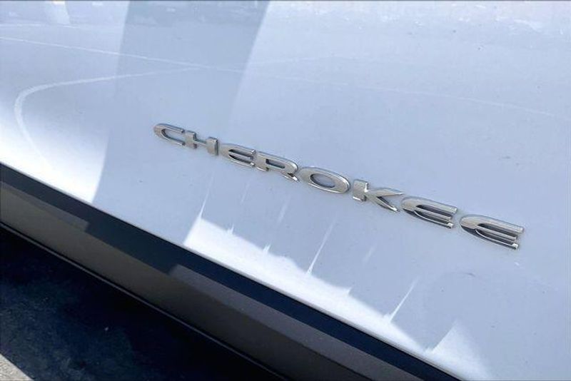 Used 2019 Jeep Cherokee LimitedImage 31