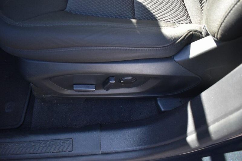 Used 2022 Ford Explorer XLTImage 16