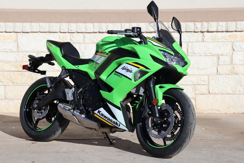 2025 KAWASAKI NINJA 650 KRT EDITION ABS LIME GREEN AND EBONY AND PEARL BLIZZARD WHITE 