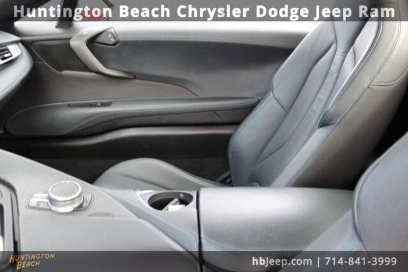 2019 BMW i8 BaseImage 32