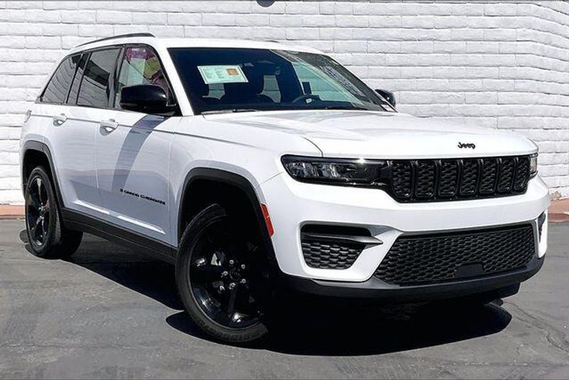 Used 2025 Jeep Grand Cherokee Altitude XImage 12