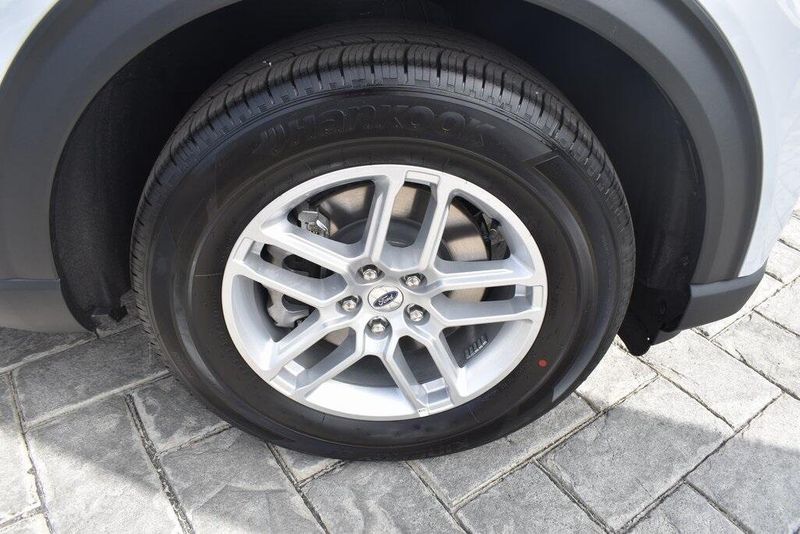 New 2025 Ford Explorer ActiveImage 4