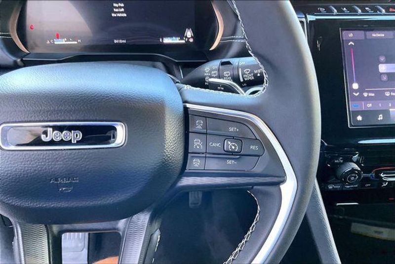 Used 2025 Jeep Grand Cherokee Laredo XImage 19