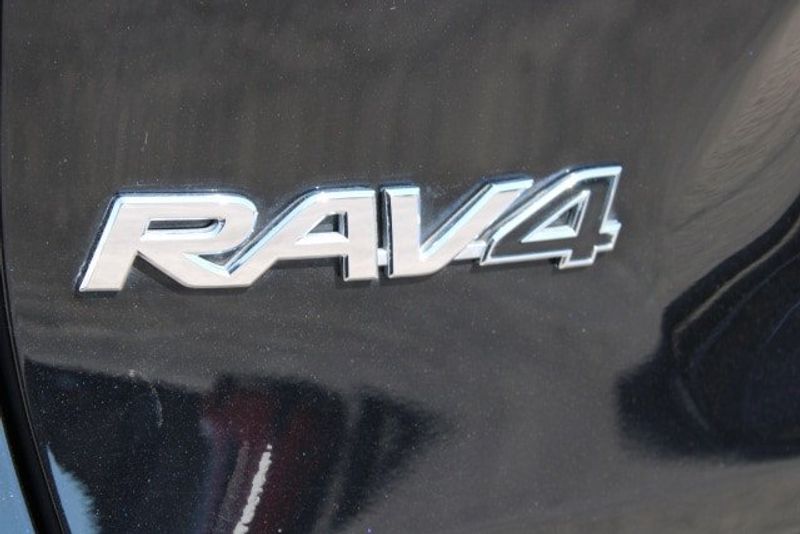 2021 Toyota RAV4 XLE PremiumImage 7