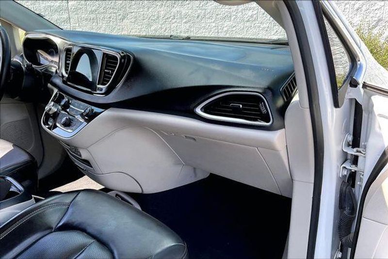 Used 2023 Chrysler Pacifica Touring LImage 16