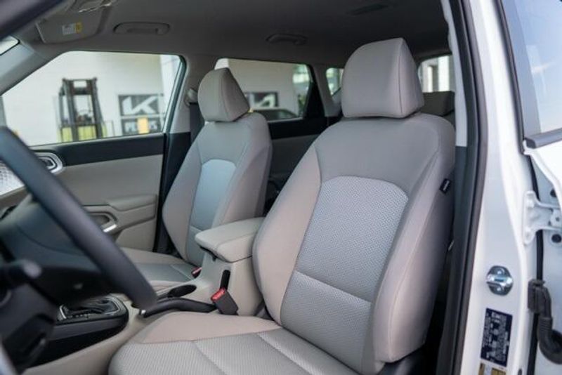 2025 Kia Soul LXImage 9