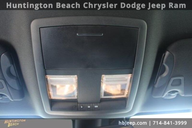 2015 Dodge Challenger SXTImage 18