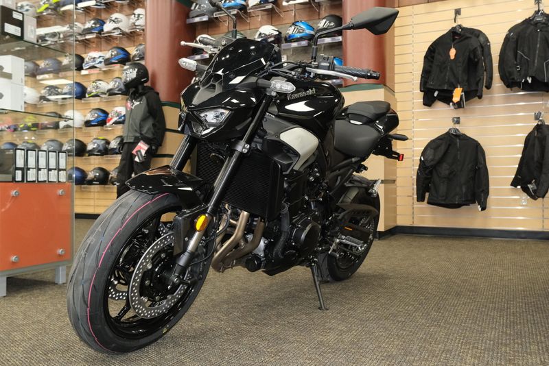 2025 KAWASAKI Z900 ABS METALLIC SPARK BLACK AND METALLIC CARBON GRAY AND EBONY 