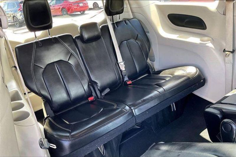 Used 2023 Chrysler Pacifica Touring LImage 35