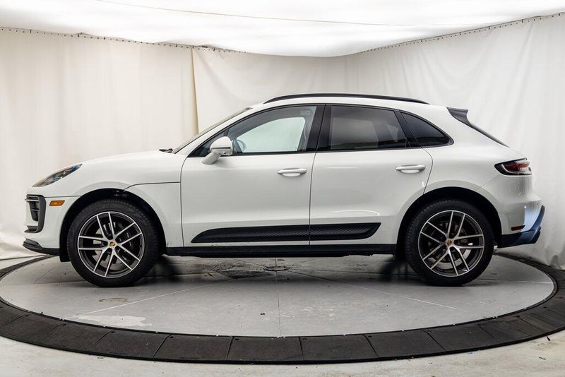 2024 Porsche Macan BaseImage 2