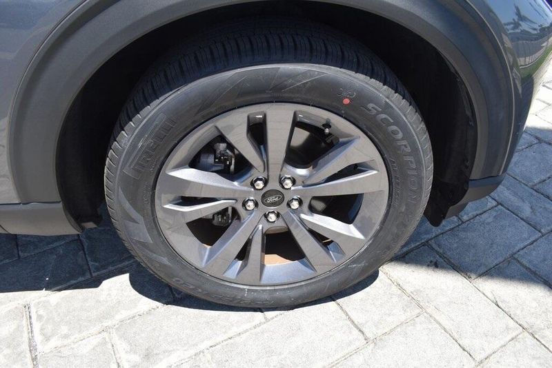 Used 2022 Ford Explorer XLTImage 4
