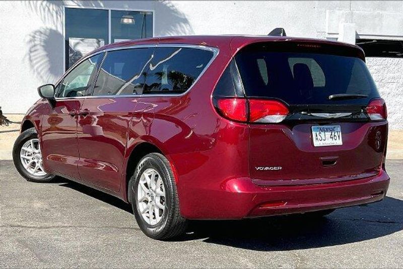 Used 2023 Chrysler Voyager LXImage 10