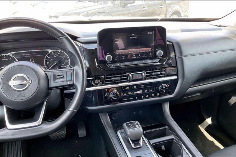 Used 2025 Nissan Pathfinder SVImage 5