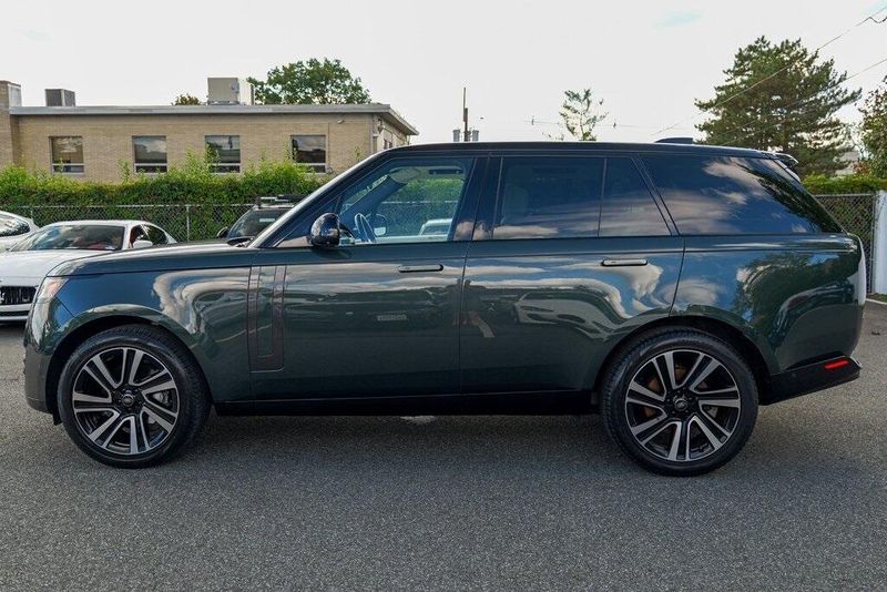 2023 Land Rover Range Rover SE photo 3