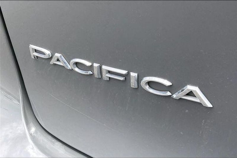 Used 2023 Chrysler Pacifica Touring LImage 7