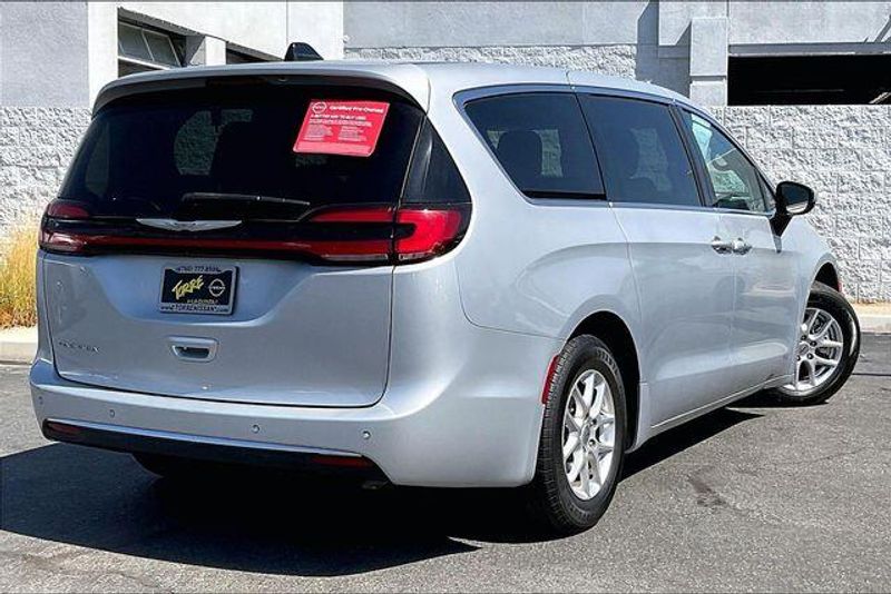 Used 2023 Chrysler Pacifica Touring LImage 13
