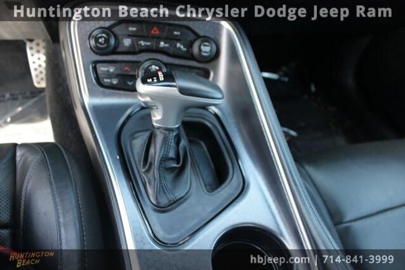 2015 Dodge Challenger SXTImage 16