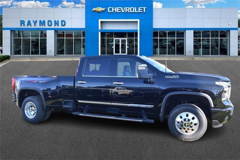 2025 Chevrolet Silverado 3500HD High CountryImage 2