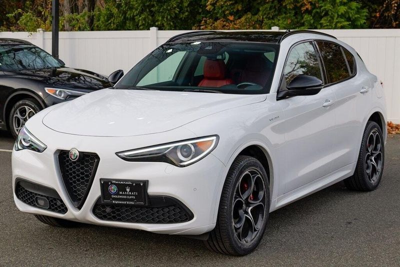2023 Alfa Romeo Stelvio Ti photo 3