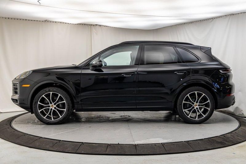 2024 Porsche Cayenne BaseImage 2