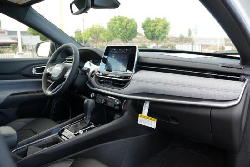 Used 2025 Jeep Compass LatitudeImage 10