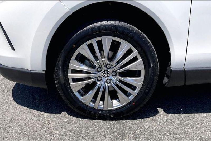Used 2021 Toyota Venza LimitedImage 8