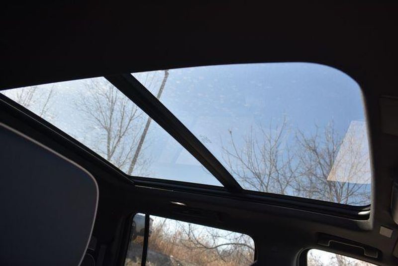 New 2026 Chevrolet Suburban PremierImage 17