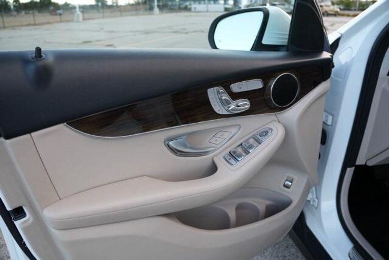 Used 2020 Mercedes-Benz GLC 300Image 11