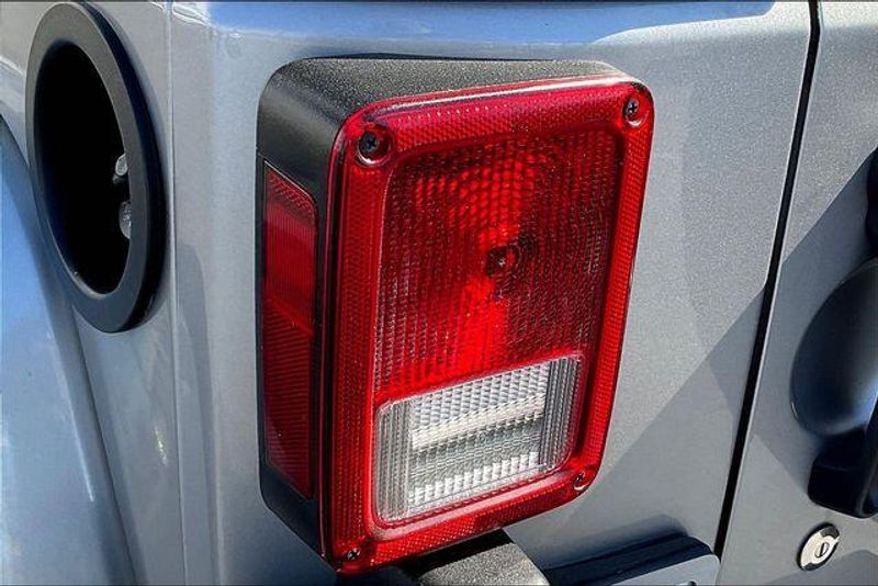 Used 2018 Jeep Wrangler JK SaharaImage 27