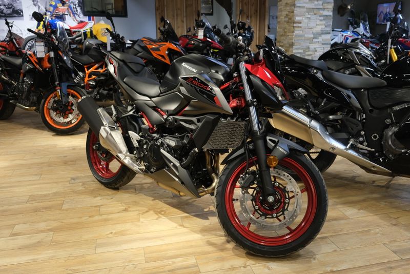 2025 KAWASAKI Z500 SE ABS CANDY PERSIMMON RED AND METALLIC FLAT SPARK BLACK AND METALLIC MATTE GRAPHENESTEEL GRAY 