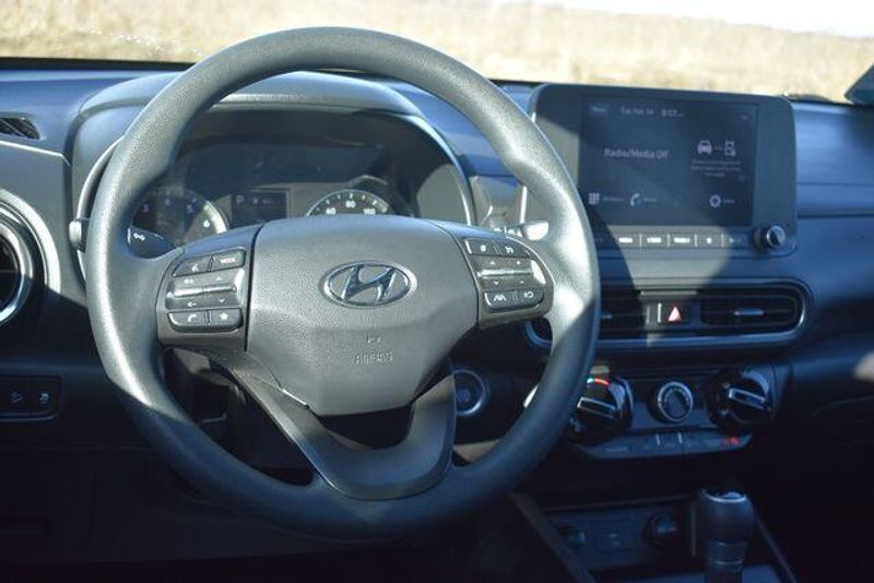 Used 2022 Hyundai Kona SELImage 18