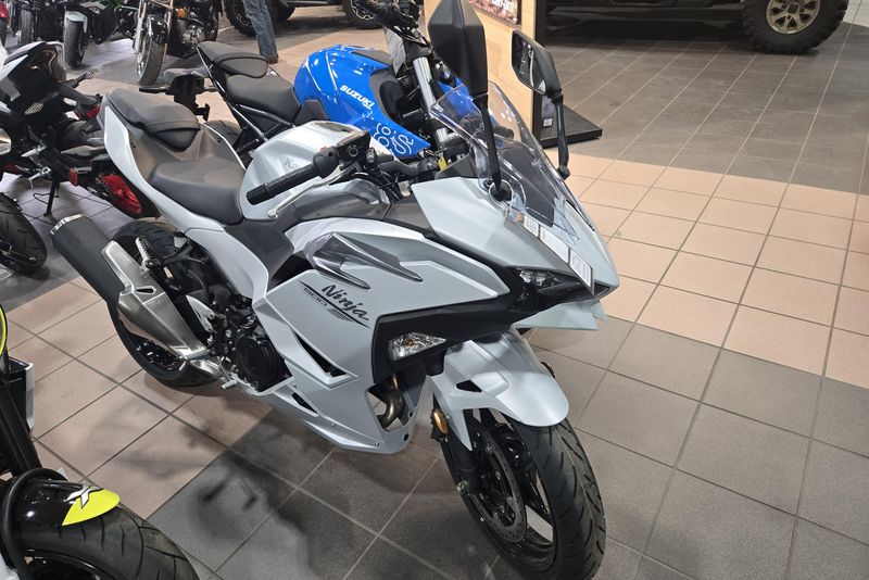 2025 KAWASAKI NINJA 500 METALLIC MATTE WHITISH SILVER AND METALLIC MOONDUST GRAY 