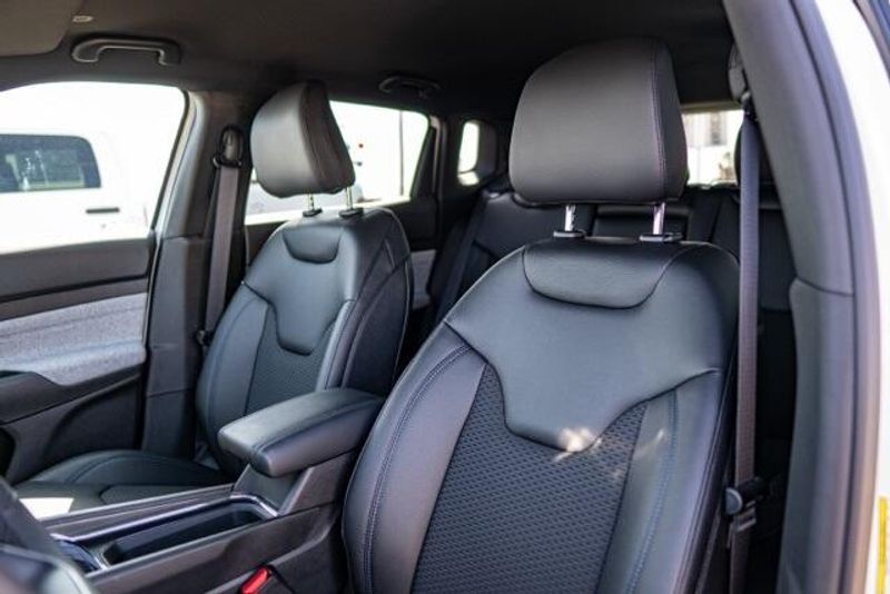 New 2025 Jeep Compass LatitudeImage 12