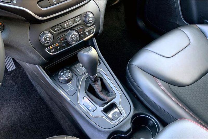 Used 2019 Jeep Cherokee TrailhawkImage 17