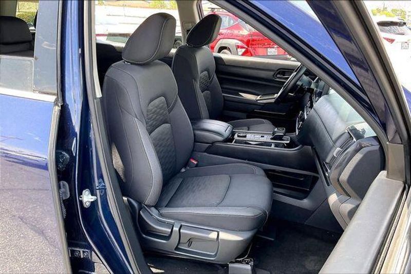 Used 2025 Nissan Pathfinder SVImage 6