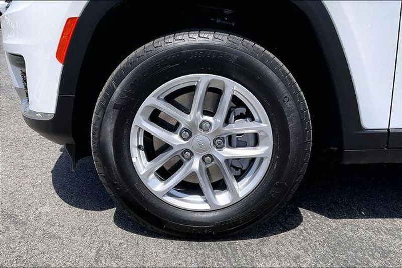 Used 2025 Jeep Grand Cherokee L LaredoImage 8