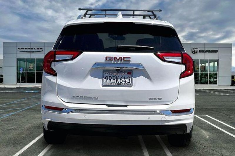 Used 2024 GMC Terrain DenaliImage 3