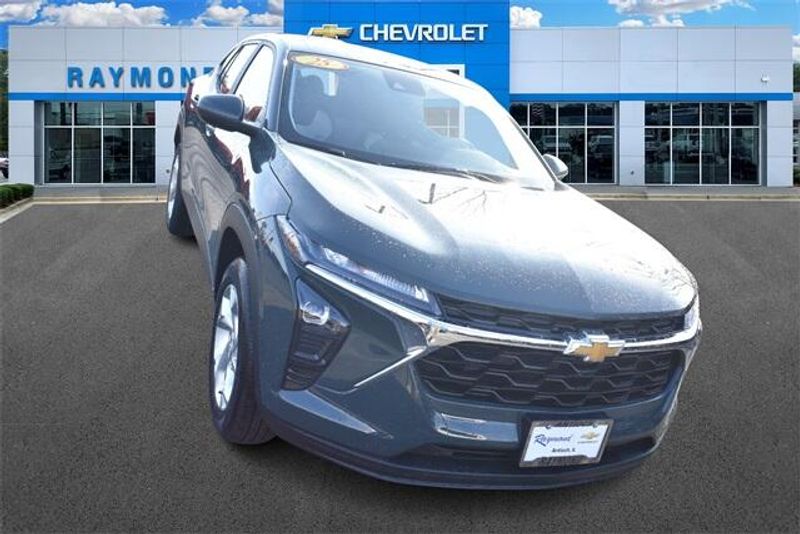 2025 Chevrolet Trax LSImage 10